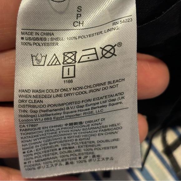 ❤️2/$15 or 3/$21❤️ Banana Republic Fringed Bottom Black S/S Top, Size Small - Picture 7 of 7